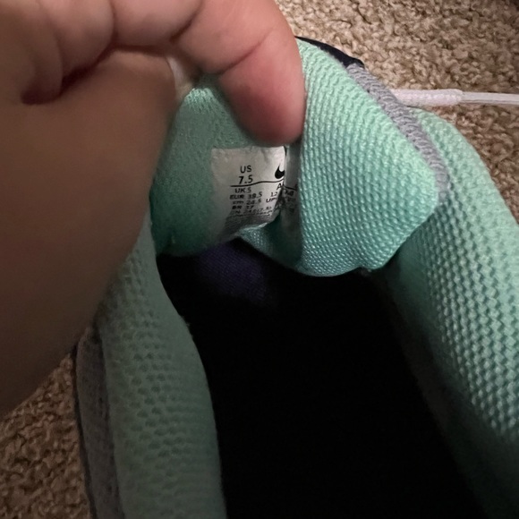 NIKE SNEAKERS!!! - Picture 4 of 4